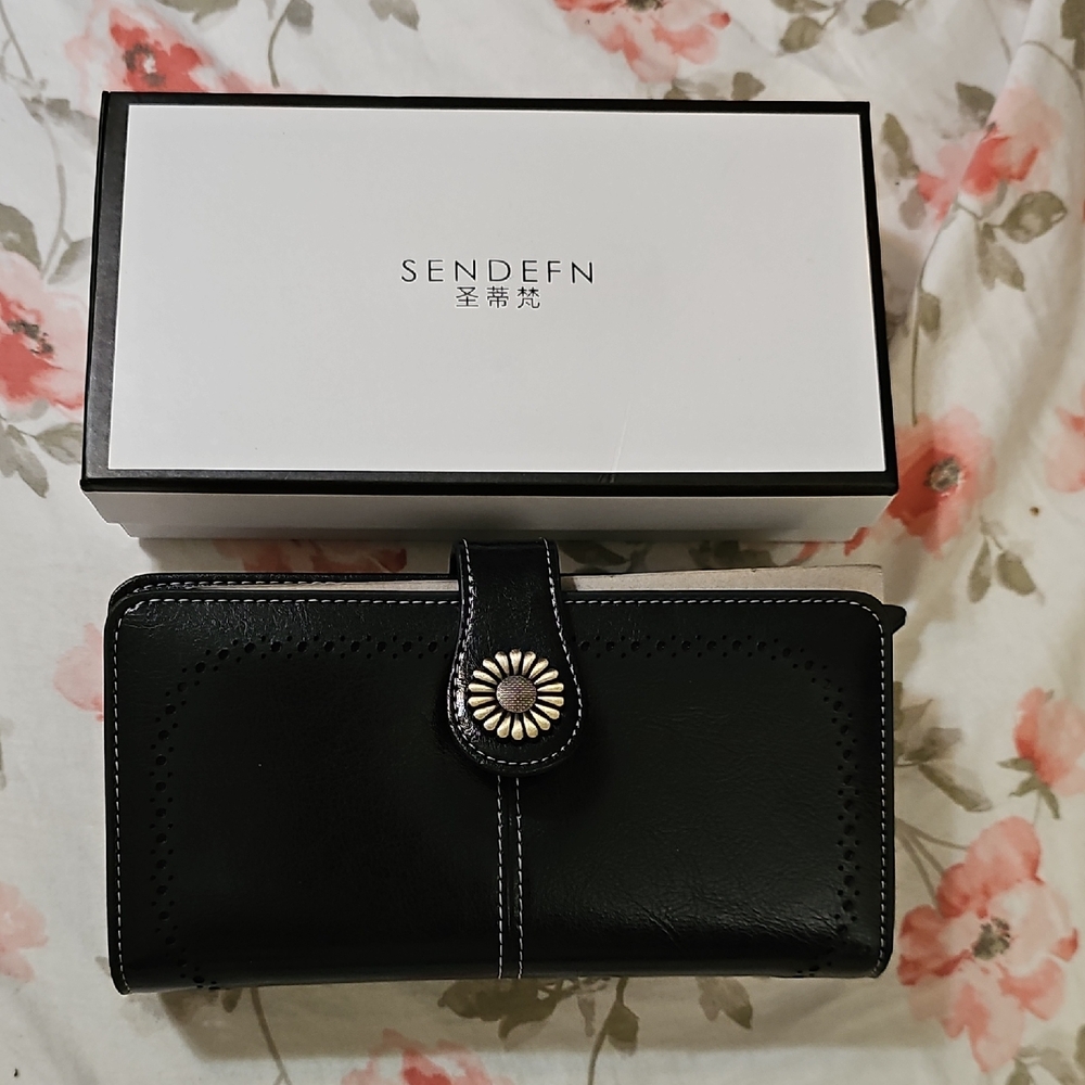 Sleek Black Leather Wallet with Gold Accent